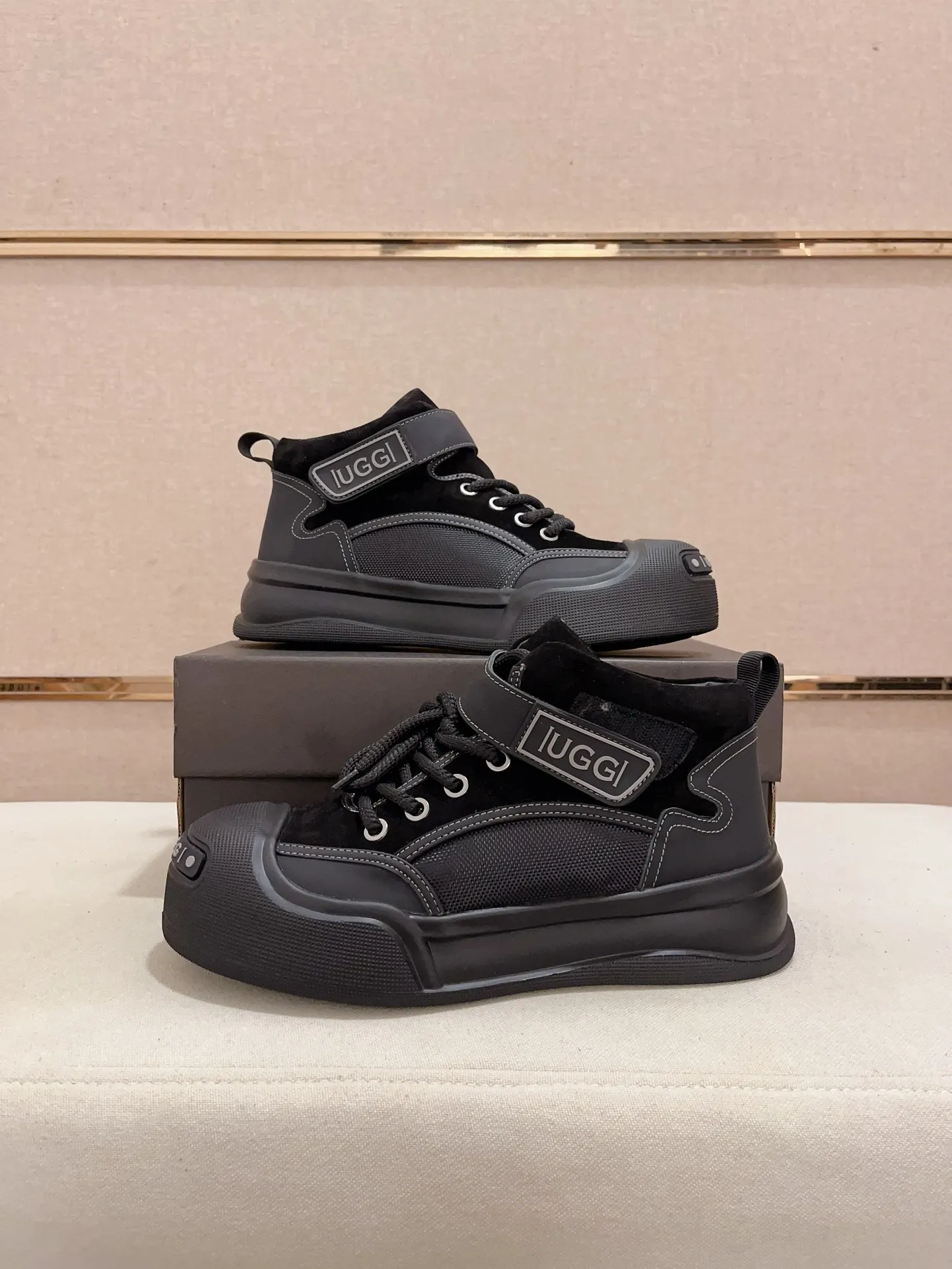 Factory Price: 380 Men's Men's Shoes💰North American Men's Shoes Ugg ☃️In the special sale of new high-quality men's shoes and snow boots in autumn and winter, the nemesis of extreme cold weather! Made of cowhide leather, merino wool lining, and original outsole, whether driving, outdoor or daily wear, there is always one that suits you! Code number 39-44
